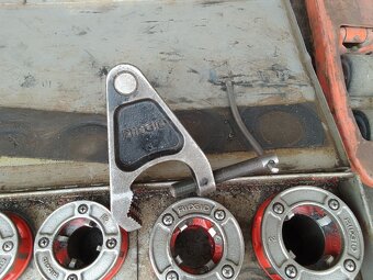 Ruční elektrický závitořez RIDGID 690 - 5