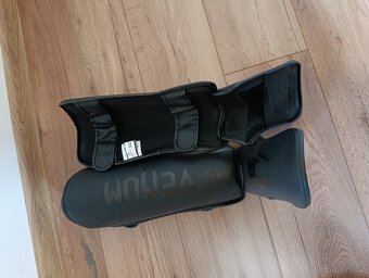 Venum MMA rukavice + chrániče holení - 5