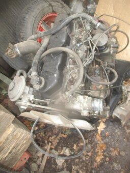 motor a další díly Aro - 5