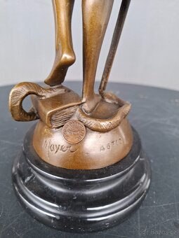 Bronzová socha bohyně Spravedlnosti - 5