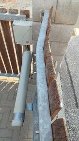 Vjezdová dvoukřídlá brána, branka a plotové pole. - 5