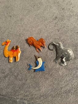 Sbírka připínátek, figurek a odznaků - 5