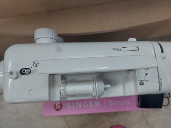 Šicí stroj Singer Simple 3223, krabice, pěkný stav - 5
