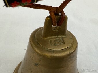 Mosazný zvon LBS na koženém zdobeném pásu - 5