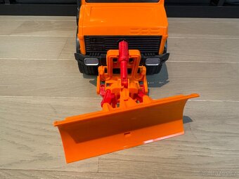 Bruder Mercedes Benz sypač s pluhem - 5