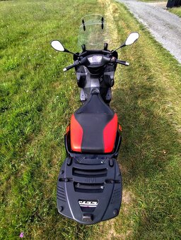 Aprilia SR Max 300 - 5