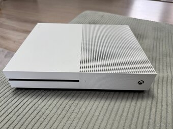 Xbox One S 500 GB + 1 ovladač + 6 her – výborný stav - 5