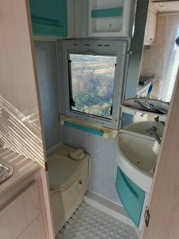 Karavan s vestavbou pro dva psy - 5