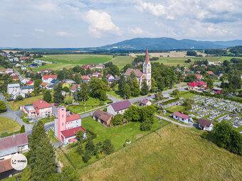 Stavební pozemek s projektem domu 4+KK o výměře 1.364 m2 v o - 5