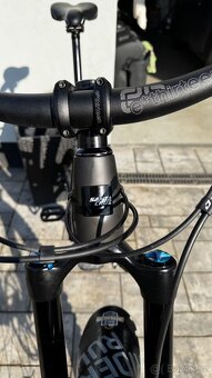Prodám Santa Cruz Nomad 6 C/R matte-carbon, velikost M - 5