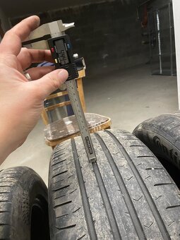 Prodám letní pneu Continental 215/55 r17 - 5