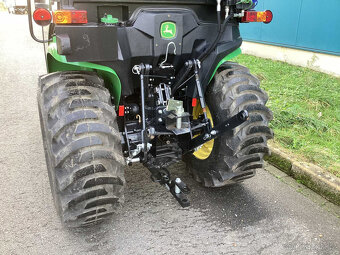Traktor John Deere 3025E - 5