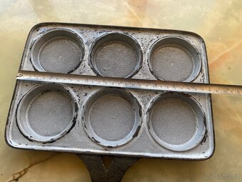 Starožitná Litinová Forma Na Malé Palačinky - 5