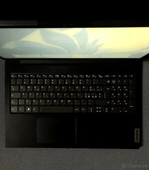 Notebook Lenovo V15 G2-ALC ve výborném stavu - 5