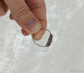 Starožitný stříbrný prsten s českými granáty - 5