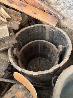 Staré vinařské kádě, sudy, kotel, atd… - 5