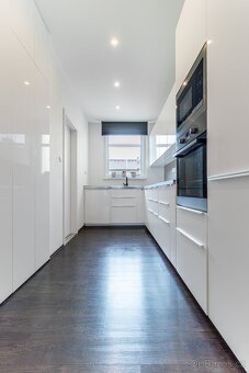 Prodej krásného bytu 3+kk, 84 m2, s balkonem a lodžií, Praha - 5