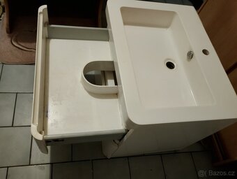 umyvadlo se skříňkama - 5