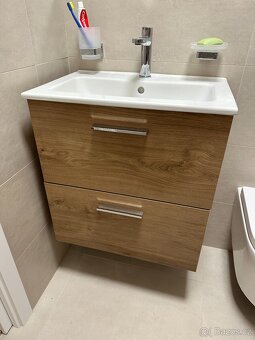 Koupelnová sestava s umyvadlem zrcadlem a osvětlením VitrA M - 5