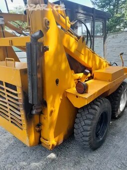 Prodám smykem řízený nakladač UNC-060 stav dobrý vše původn - 5