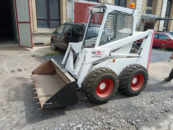 BOBCAT 825 smykový nakladač - 5