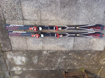 Použité carvingové lyže Atomic - 5
