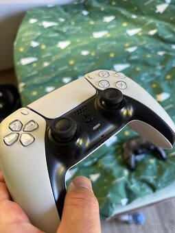 Dva ovladače PS5 Dualsense - 5