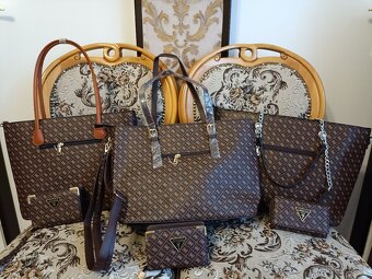 Kabelka Guess s peněženkou a odepínacím popruhem. - 5