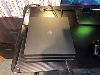 Prodám PlayStation 4 Pro (1TB) + ovladač + 3x hry - 5