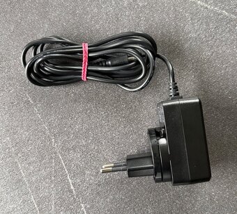 Stojan na hry + nabíjecí stanice PS4 (2v1), značka Numskull - 5