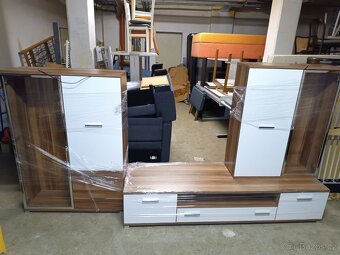 Bytový nábytek, pračka, postele , gauče , stolky , televize - 5