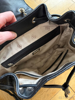 Černý batoh značky Guess - 5