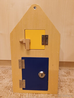 Montessori dřevěný domeček se zámky (small foot) - 5