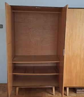 2 světlé šatní skříně a peřiňák, retro masiv ze 60. let - 5