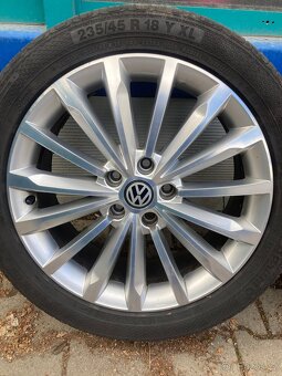 Prodám original kola R18 ,rozteč šroubů 5x112 Letni pneu . - 5
