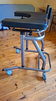 Prodám elektrickou polohovací postel ,chodítko plus pleny - 5