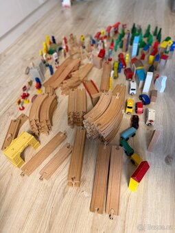 sada dřevěných kolejí + příslušenství, mašinky, vagony - 5