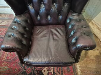 ČERVENO - HNĚDÉ KŘESLO KOŽENÉ KŘESLO VE STYLU CHESTERFIELD - 5