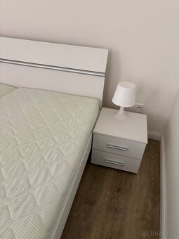 Krásná bílá postel s nočními stolky - 5
