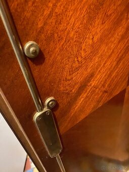 Dřevěná bytelná prostorná skříň - 5