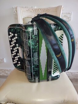 Opravář prodává knoflíkový akordeon 96 basů C Griff - 5