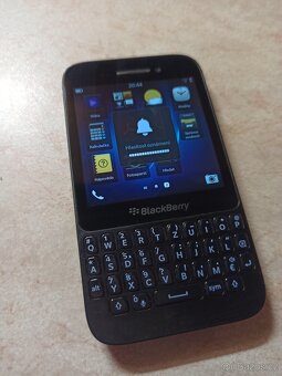 mobilní telefon Blackberry Q5 - 5