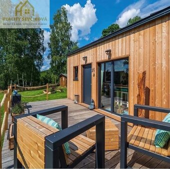 Kompletně zařízený tiny house s terasou v Boho stylu - 5