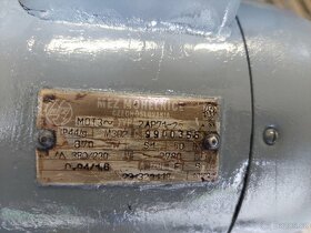 Prodám třífázový přírubový motor 0,37kW, 2780ot. 380/220V. - 5
