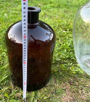 Skleněné nádoby – 25 l demižon + hnědá laboratorní láhev - 5