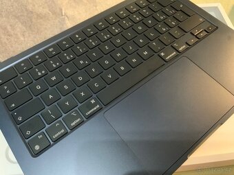 Macbook AIR M3 16GB RAM 256GB temně černý - 5