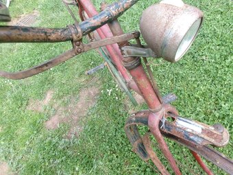 Prodám staré pánské jízdní kolo /nepůvodní barva/. Skladován - 5