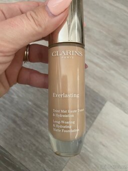 CLARINS EVERLASTING -rozjasnujici makeup - PC 1000 kč - 5
