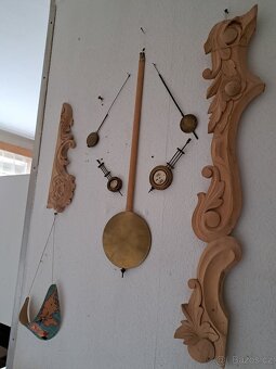 Řezby na starožitné hodiny. - 5