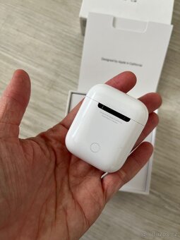 Bílá bezdrátová sluchátka Apple Airpods 2019 - 5